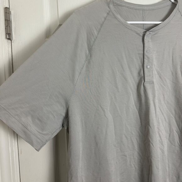 Lululemon Athletic Lightweight Henley Gray Short Sleeve Shirt Men Size 2XL - Picture 2 of 6